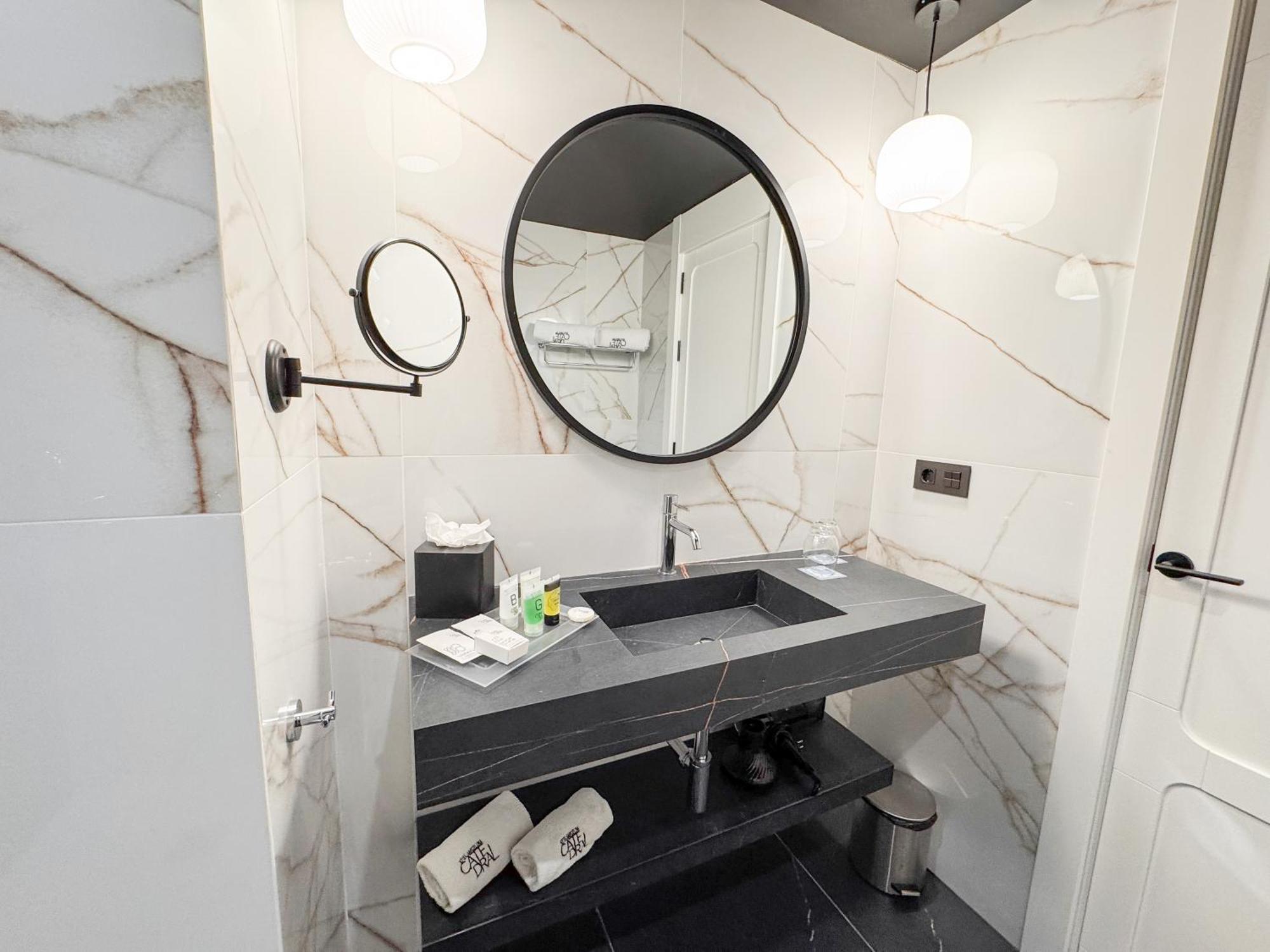 Twin Room,1643753568:JPEG